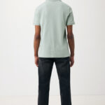 Homme de dos en polo vert clair