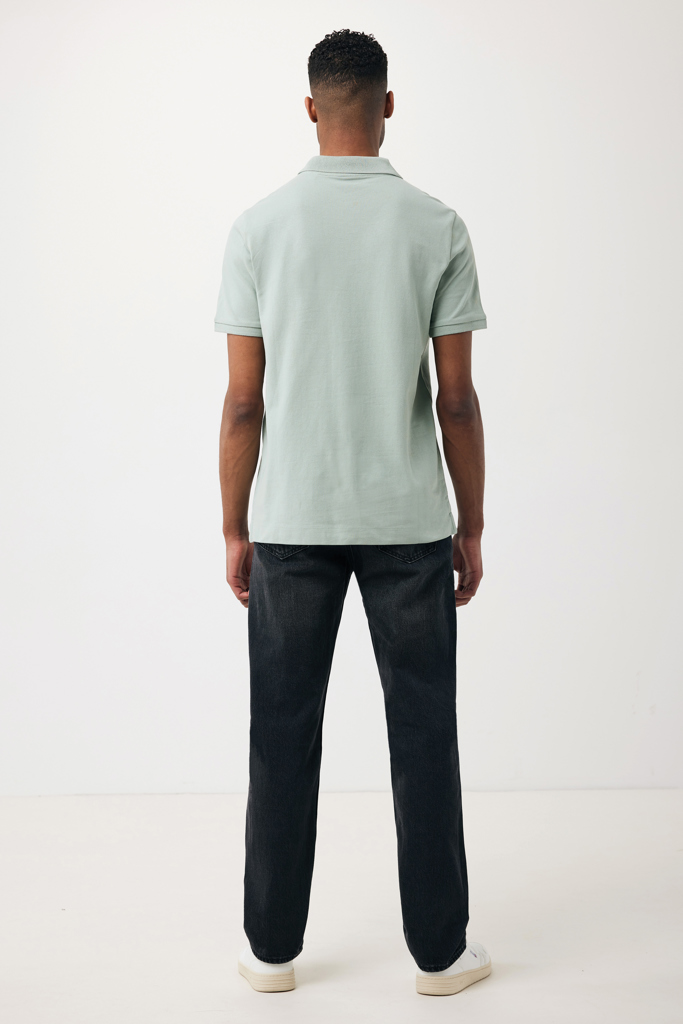 Homme de dos en polo vert clair