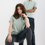 Deux modèles en polos verts et jeans