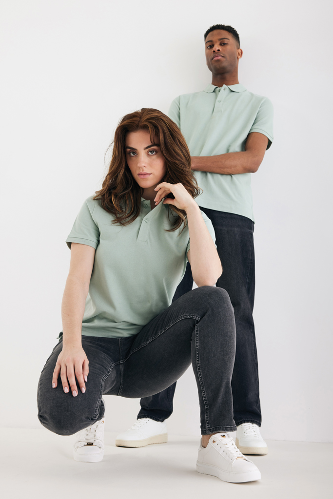 Deux modèles en polos verts et jeans