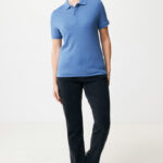 Femme souriante en polo bleu et jean noir
