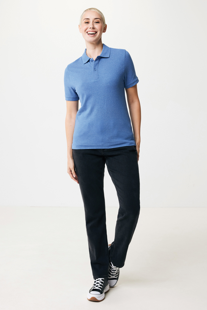 Femme souriante en polo bleu et jean noir