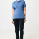 Femme en polo bleu et jean noir