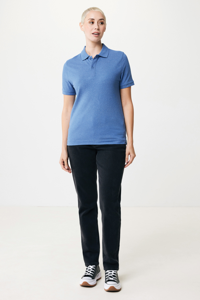 Femme en polo bleu et jean noir