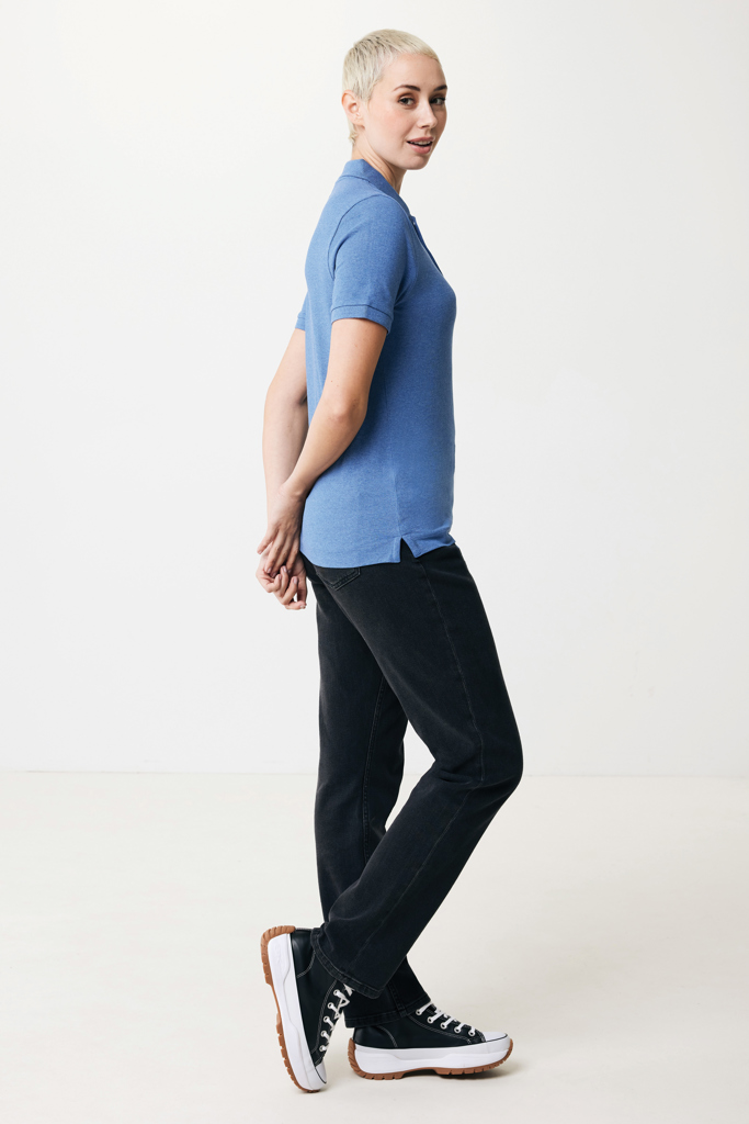 Femme en polo bleu et jean noir