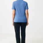 Personne de dos en polo bleu et pantalon sombre
