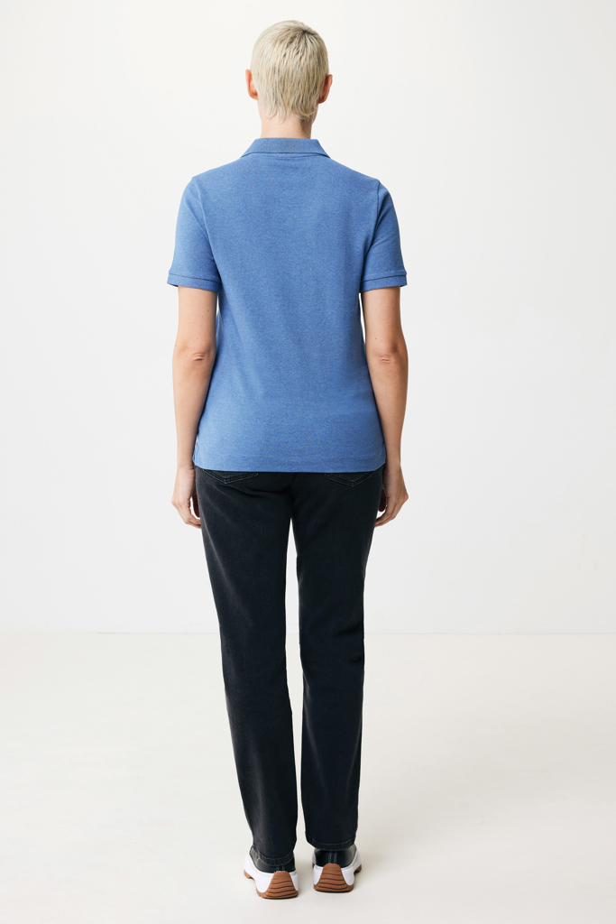 Personne de dos en polo bleu et pantalon sombre