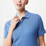 Femme aux cheveux courts portant un polo bleu