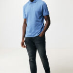 Homme en polo bleu et jean foncé