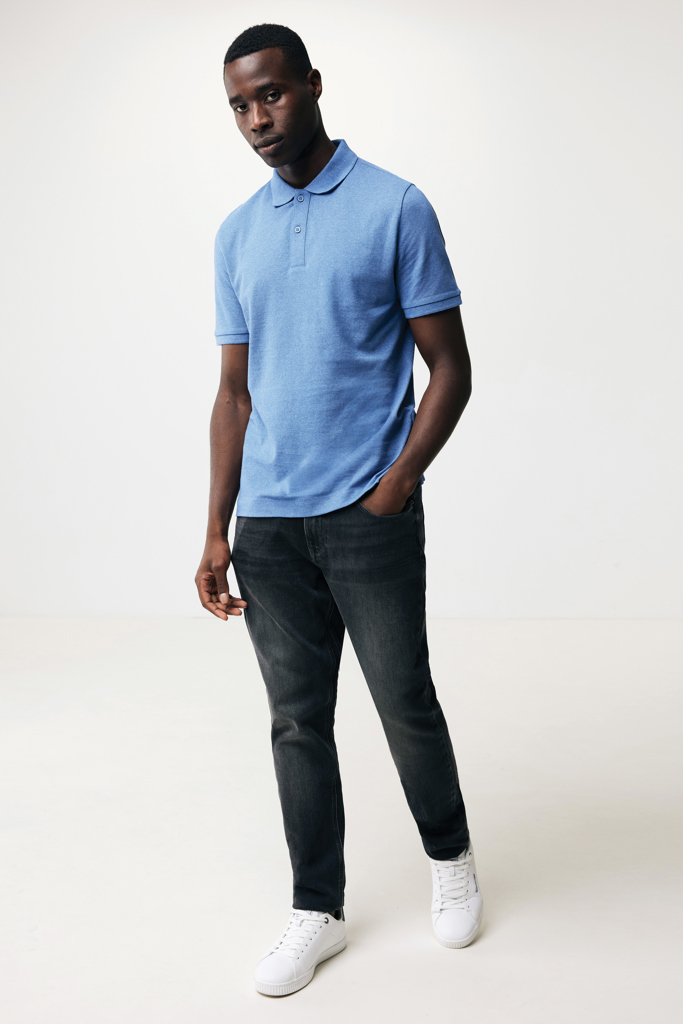 Homme en polo bleu et jean foncé