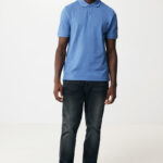 Homme portant polo bleu et jean foncé