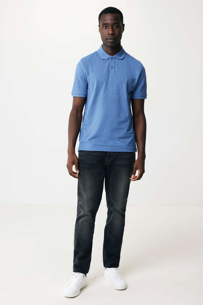 Homme portant polo bleu et jean foncé