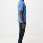 Homme en polo bleu, vue de profil