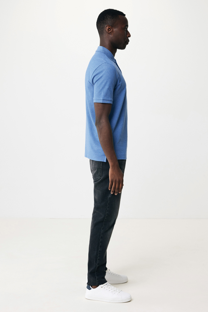 Homme en polo bleu, vue de profil