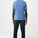 Homme de dos en polo bleu et jean
