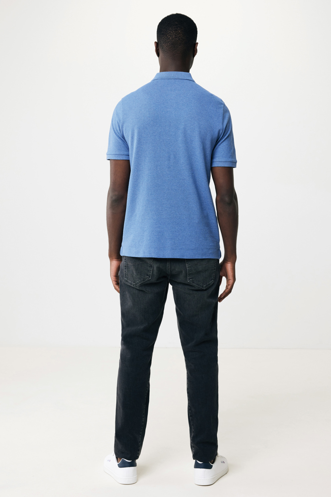 Homme de dos en polo bleu et jean