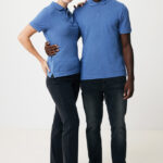 Couple souriant en polos bleus assortis