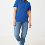 Femme portant polo bleu et jean clair