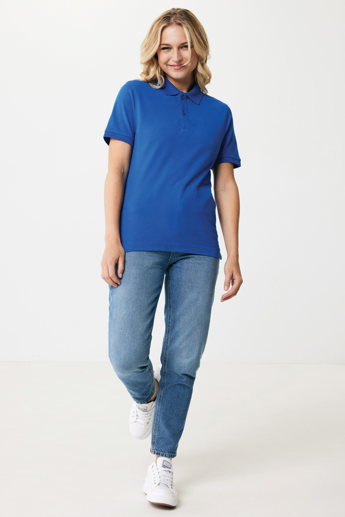 Femme portant polo bleu et jean clair