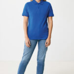 Femme portant polo bleu et jean clair