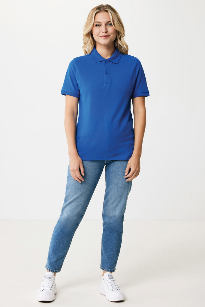 Femme portant polo bleu et jean clair