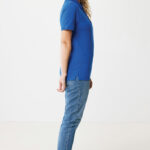 Femme en polo bleu et jean