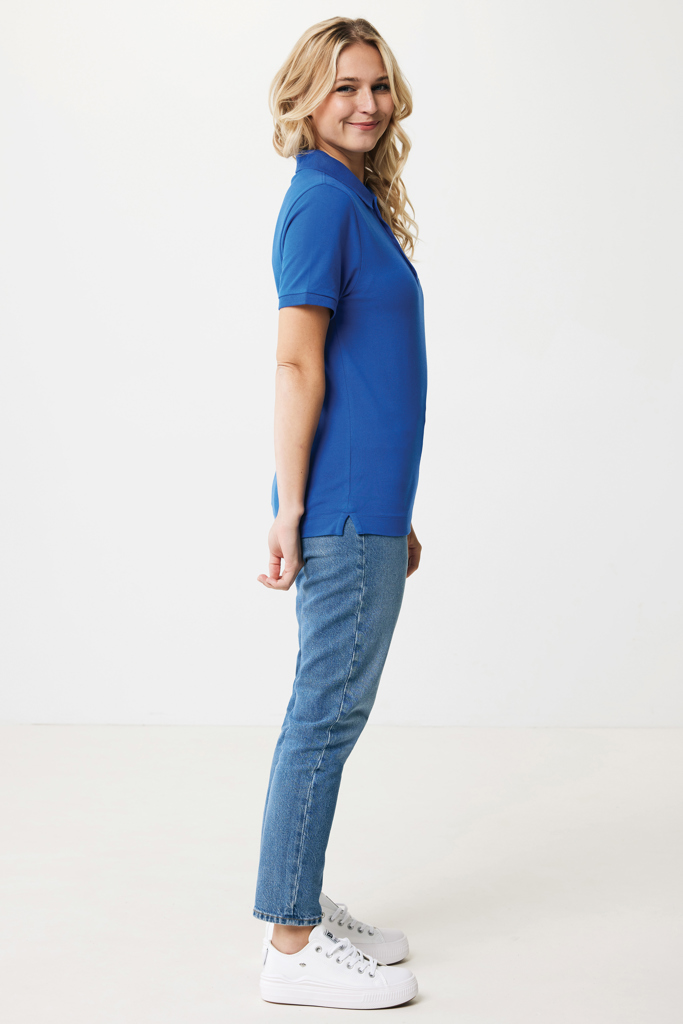 Femme en polo bleu et jean