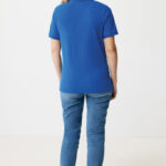 Femme de dos en polo bleu