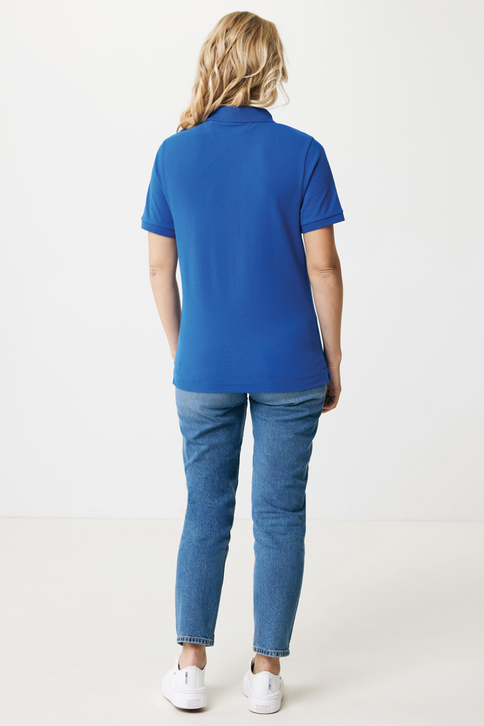 Femme de dos en polo bleu