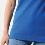 T-shirt polo bleu porté avec jean