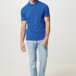 Homme en polo bleu et jean clair