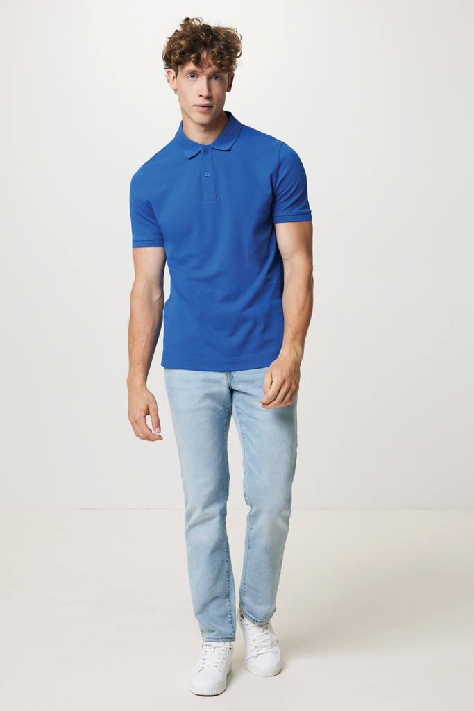 Homme en polo bleu et jean clair