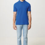 Homme en polo bleu et jean clair
