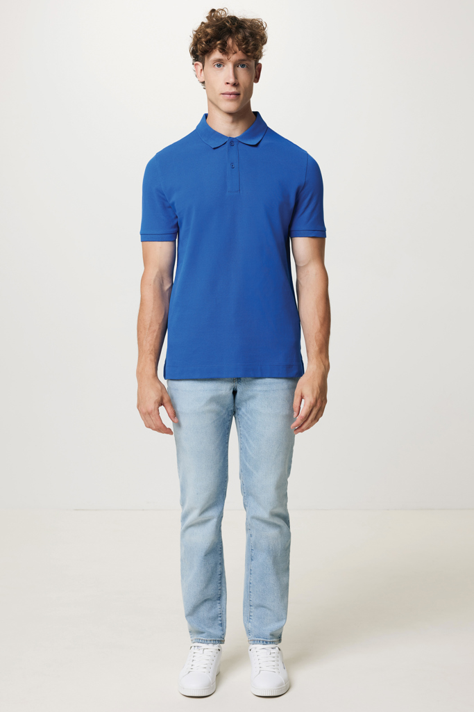 Homme en polo bleu et jean clair