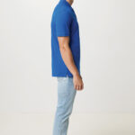 Homme de profil en polo bleu