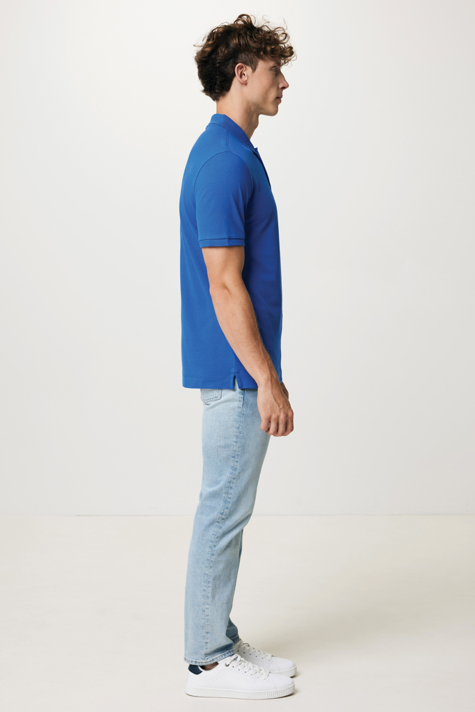 Homme de profil en polo bleu