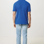 Homme de dos en polo bleu