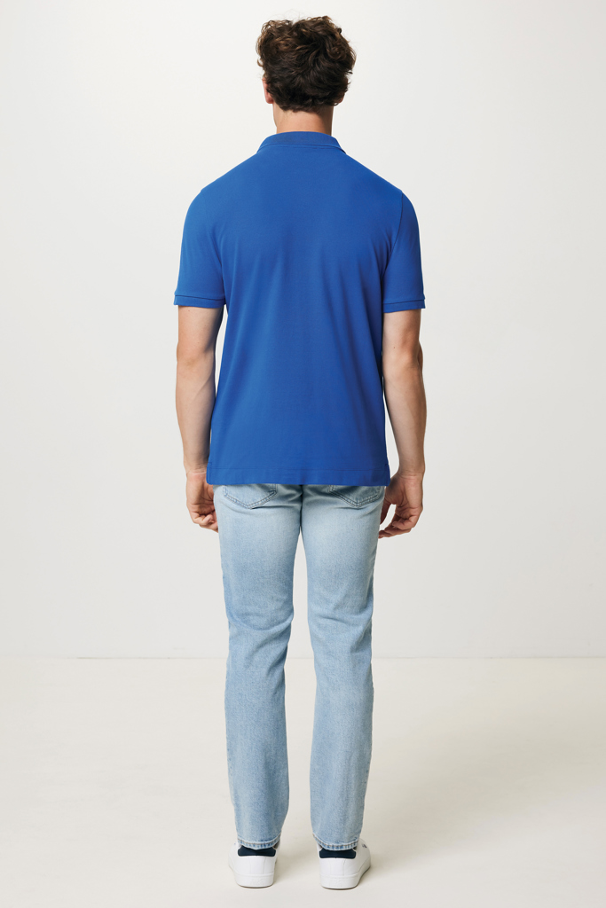 Homme de dos en polo bleu