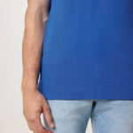 Homme en polo bleu et jean clair