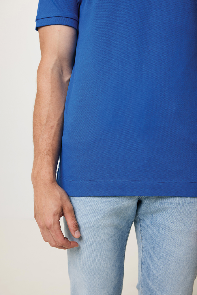 Homme en polo bleu et jean clair
