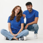 Homme et femme souriants en polos bleus