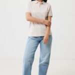Femme en polo beige et jean clair