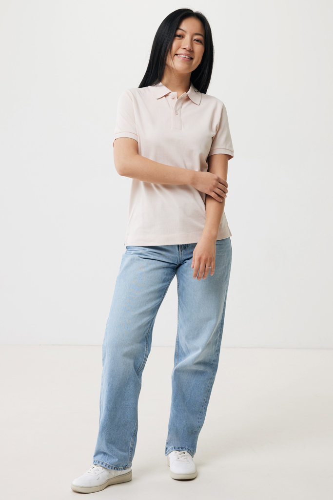 Femme en polo beige et jean clair