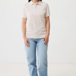 Femme en polo beige et jean clair