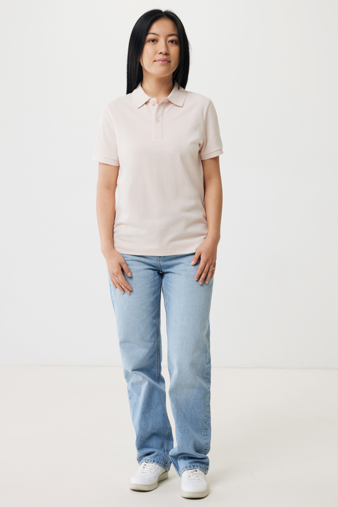 Femme en polo beige et jean clair