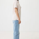 Femme debout de profil sur fond blanc