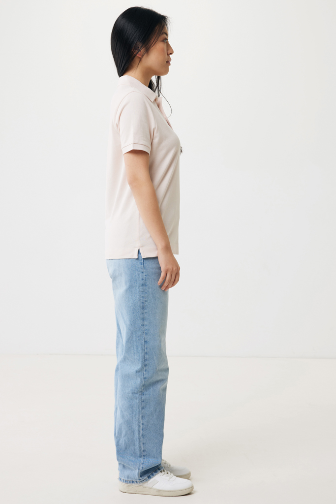 Femme debout de profil sur fond blanc