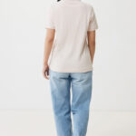 Femme de dos en polo beige et jean