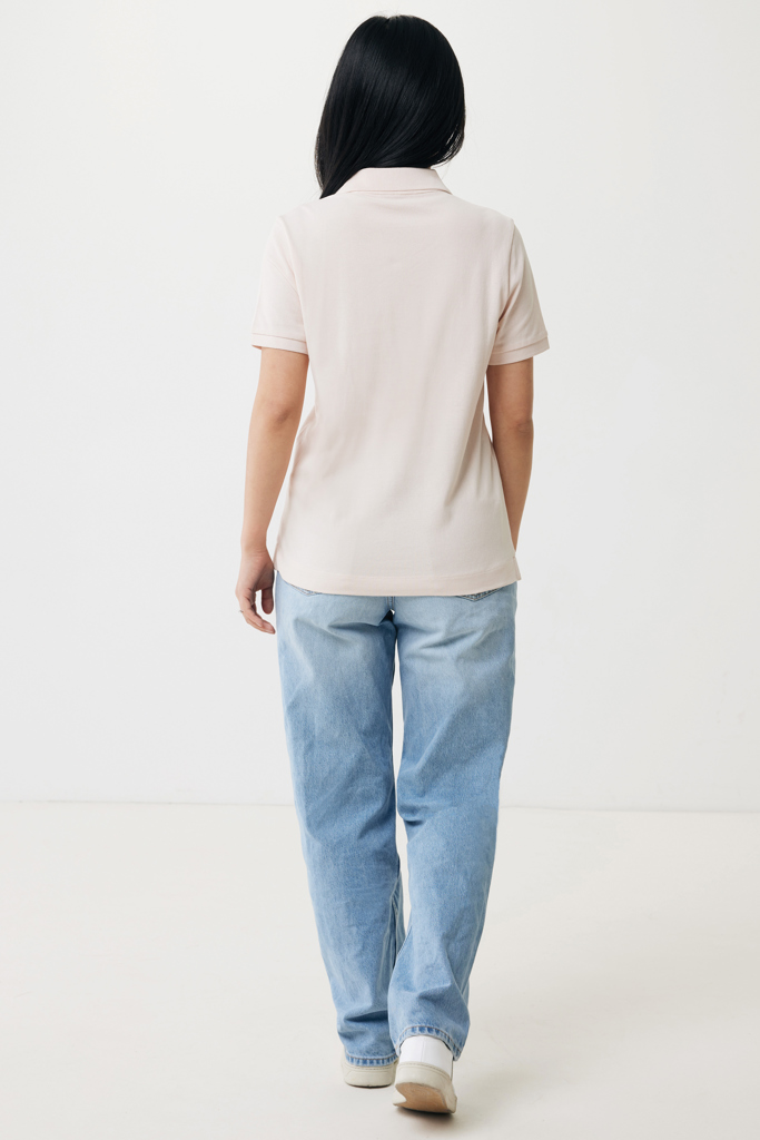 Femme de dos en polo beige et jean
