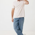 Homme en polo beige et jean bleu